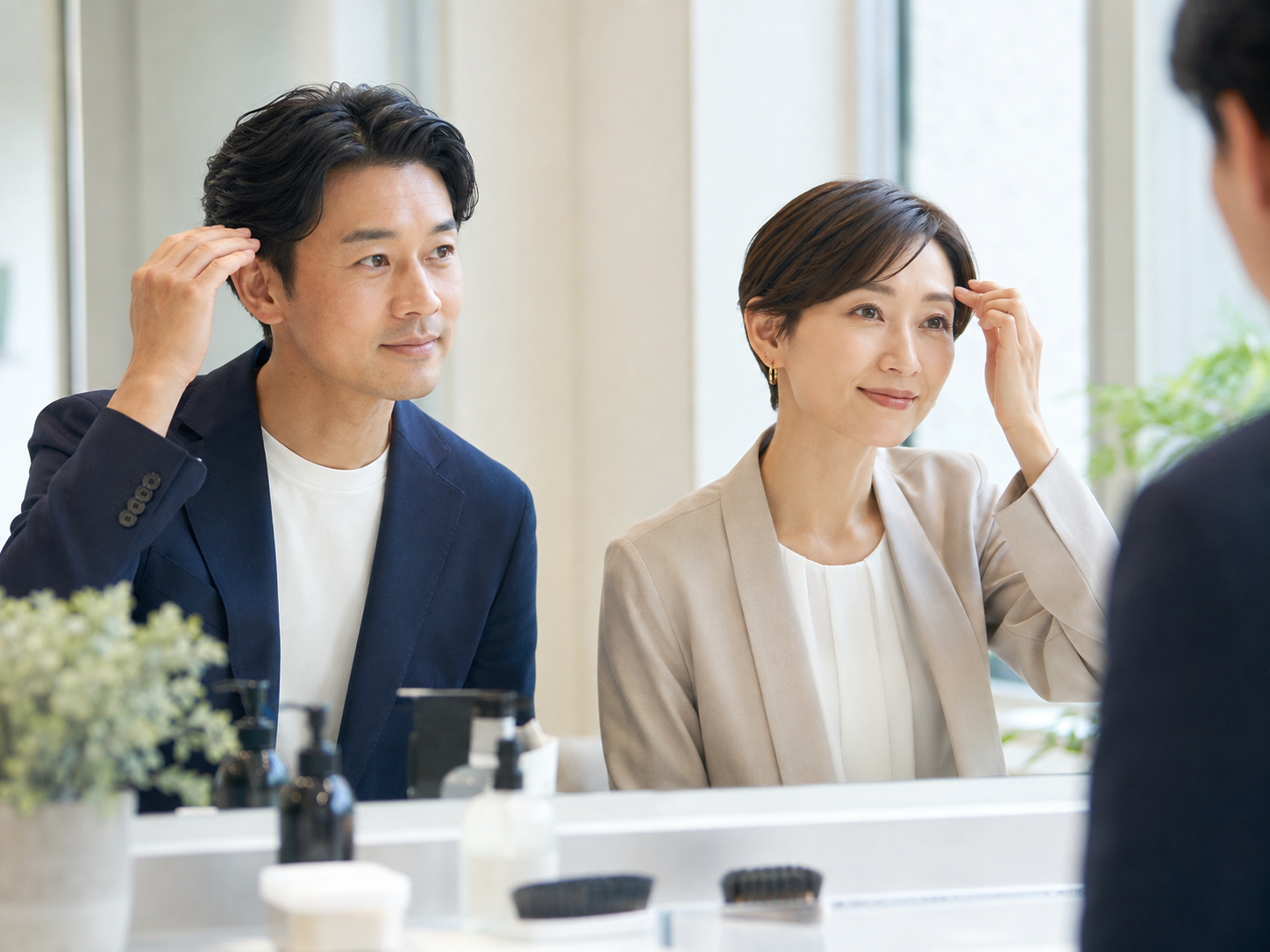 髪型や眉毛を確認するビジネスパーソン