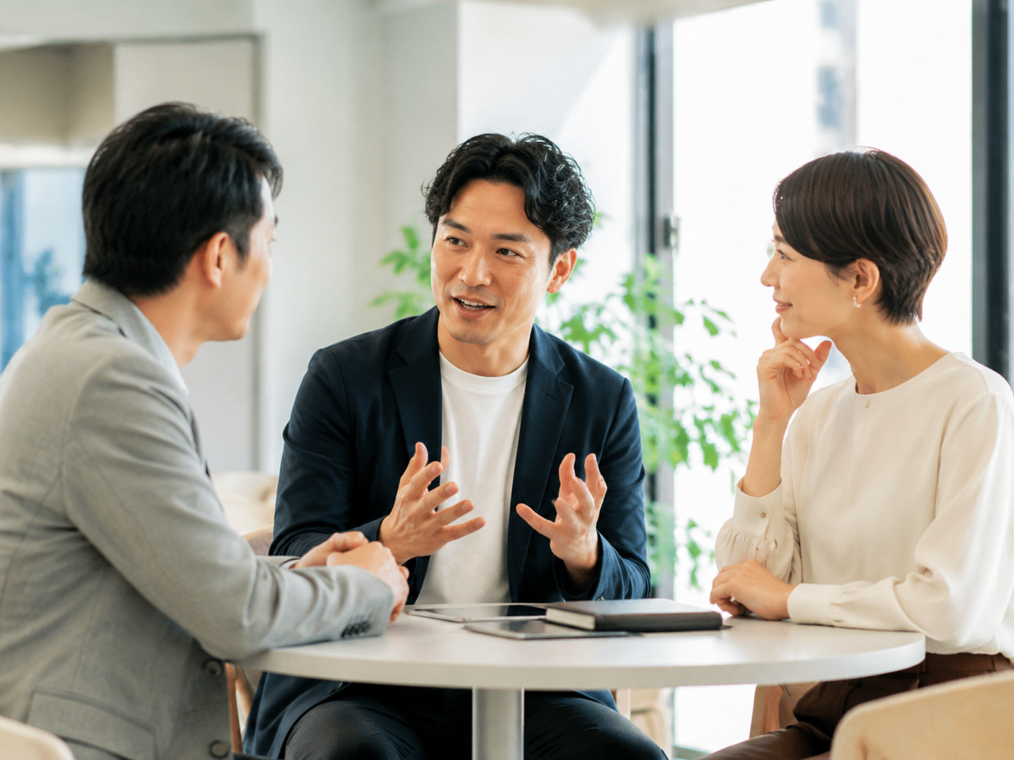 対話するビジネスパーソン