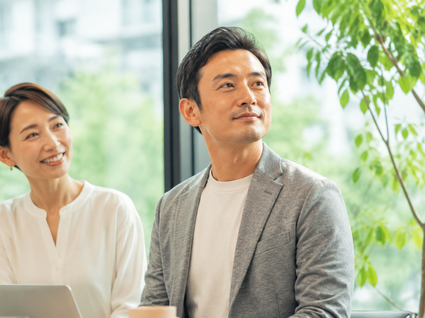 前向きに働くビジネスパーソン